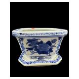 SMALL ORIENTAL PORCELAIN BLUE AND WHITE PLANTER