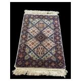 2 FT 4 IN X 1 FT 5 IN HANDMADE RUG