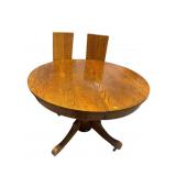 CLEAN ROUND OAK TABLE WITH 2 LEAVES