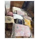 LOT OF 14 PILLOWS