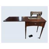 VINTAGE SINGER SEWING MACHINE IN MAHOGANY CASE