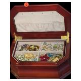 NICE LOT OF COSTUME JEWELRY RINGS, PENDANTS, IN