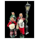5 PC LOT OF BYERS CHOICE CAROLERS & ACCESSORY