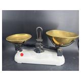 AVERY PORCELAIN CAST IRON 2 LB SCALE