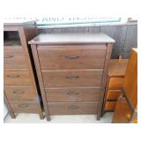 4 DRAWER DRESSER   31.5 X 19 X 46'