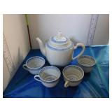 TEAPOT AND 4 CUPS