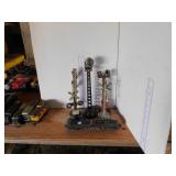 5 TRAIN PIECES - RAIL CROSSINGS, FLAT BED CAR