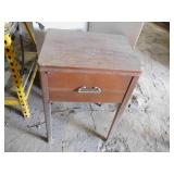 WHITE SEWING MACHINE IN STAND   21.5 X 17.5 X 31