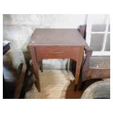 SINGER SEWING MACHINE IN CABINET  22 X 18 X 31.5H