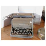VINTAGE ROYAL TYPEWRITER   AS IS
