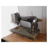 VINTAGE SINGER SEWING MACHINE  AS IS
