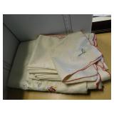 TABLECLOTH AND 12 MATCHING NAPKINS