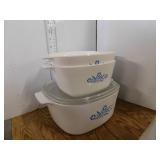 2 CORNINGWARE CASSEROLE DISHES (ONE WITH LID)