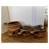 4 FRENCH ONION SOUP BOWLS  ( 2 WITH LIDS)
