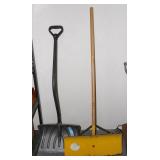 ** 2 Heavy-Duty Shovels