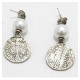 Uno de 50 "Alexandria" Coin and Pearl Dangle