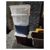 4 totes with lids and 1 totes with out lids.