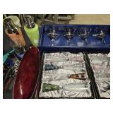 Lot - 4 Martini glasses, 2 Martini Shakers, 7