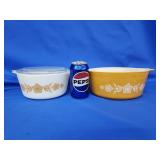 2 Pyrex casserole dishes, 1 has lid. Butterfly