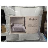 Queen Faux zfur 3 piece Comforter Set , never