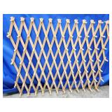 Accordion expandable wooden peg rack . 87 Pegs.