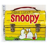 Vntg metal domed Peanuts Snoopy lunchbox