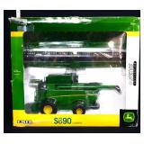 Die cast 1/32 John Deere S690 combine in box