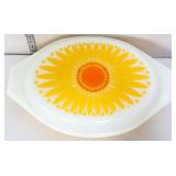 Vntg Pyrex 1.5qt divided dish w/ daisy lid