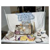 COLLECTION VINTAGE DOILIES, CARDS, MORE