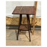 ANTIQUE WOODEN SIDE TABLE/PLANT STAND W/ TWIST LEG