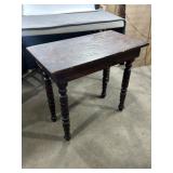 ANTIQUE WOODEN SIDE TABLE