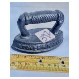 MINITURE CAST IRON SAD IRON, 'ROUND OAK'