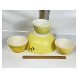 4 YELLOW PYREX MIXING BOWLS