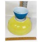 2 PYREX NESTING BOWLS 1 IS BLUE / 1 IS YELLOWWW