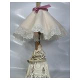 VINTAGE PORCELAIN FIRURINE BOUDOIR LAMP