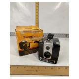 VNTG. BROWNIE HAWKEYE FLASH MODEL CAMERA IN BOX