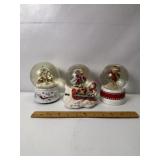 3 CHRISTMAS SNOW GLOBES