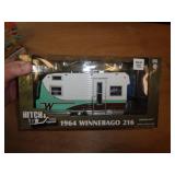 2017 1:24 DIECAST 64 WINNEBAGO 216 / GREEN LIGHT
