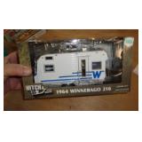 2017 1:24 DIECAST 64 WINNEBAGO 216 / GREEN LIGHT
