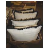 4 - THROW PILLOWS / UT