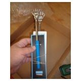 2 METAL EXTENDABLE BACK SCRATCHERS