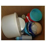 BIG LOT OF PLASTICWARE SOME TUPPERWARE