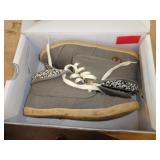 SHOES SZ 8