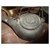 CAST IRON KETTLE / BM