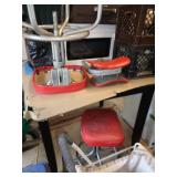2 - RED STOOLS / S1