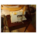 SINGER SEWING MACHINE W STAND / BM