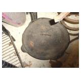 CAST IRON DUTCH OVEN  / G