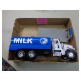 ERTL MILK TRUCK / PLASTIC