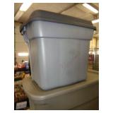 TOTE W LID / DAMAGED ON CORNER BOTTOM / LW