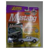 JOHNNY LIGHTNING MIB MUSTANG 1999
